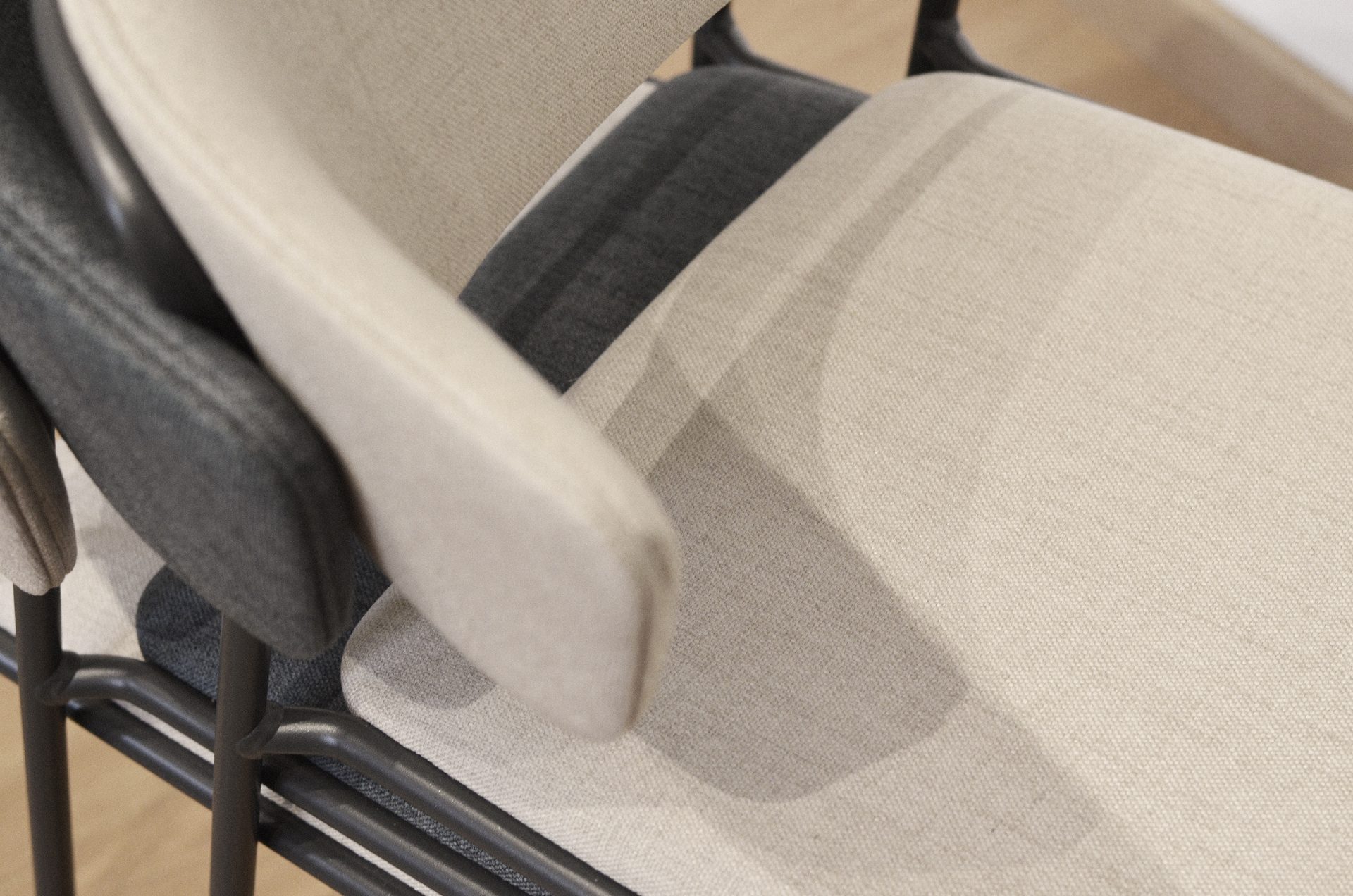 Détail assise et accoudoir, qualité tissu boucle